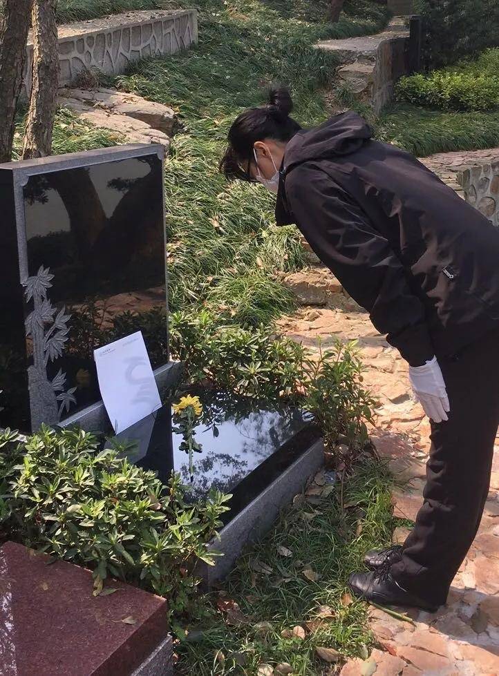 确认祭扫方案及日期后,客服将这份沉重思念在墓穴前代为传递,擦拭