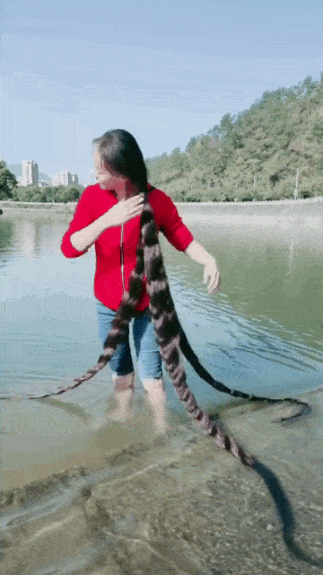 图片[1]-GIF搞笑段子：妹子，也就只有这河水才能洗你这发头，太费水了。-妖次元
