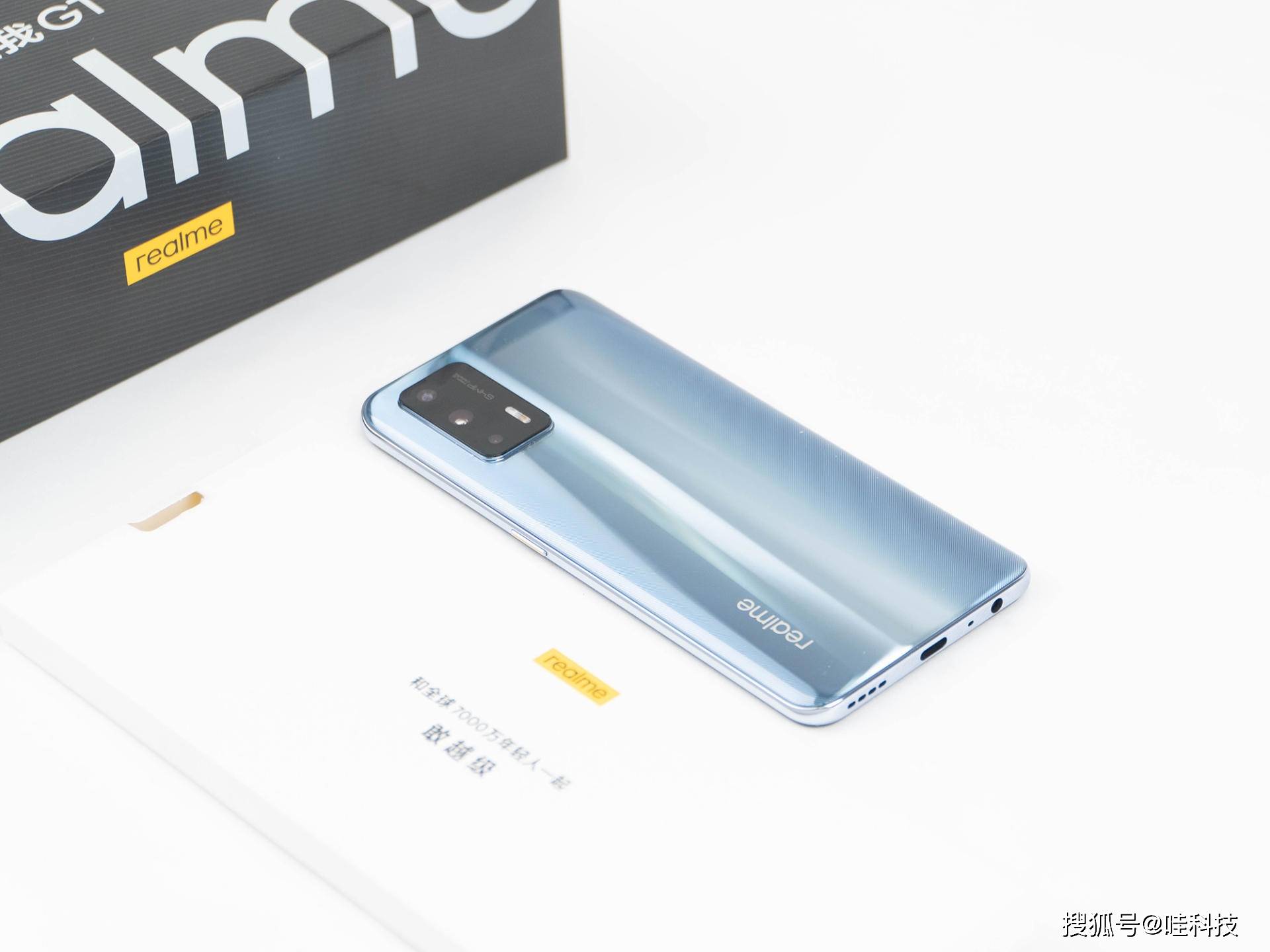 realme 真我gt手机整体的外观设计是比较前卫的,看到真我gt的第一眼