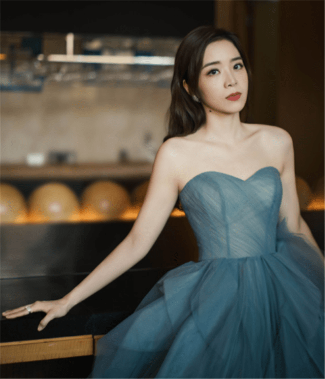 原创余霜秀出吊带裙锁骨让粉丝直呼心动这才是她私下的模样