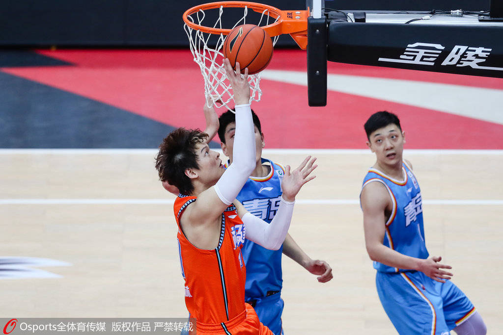 王哲林得到10分，6个篮板，犯规危机连续两次被犯规，然后离开。