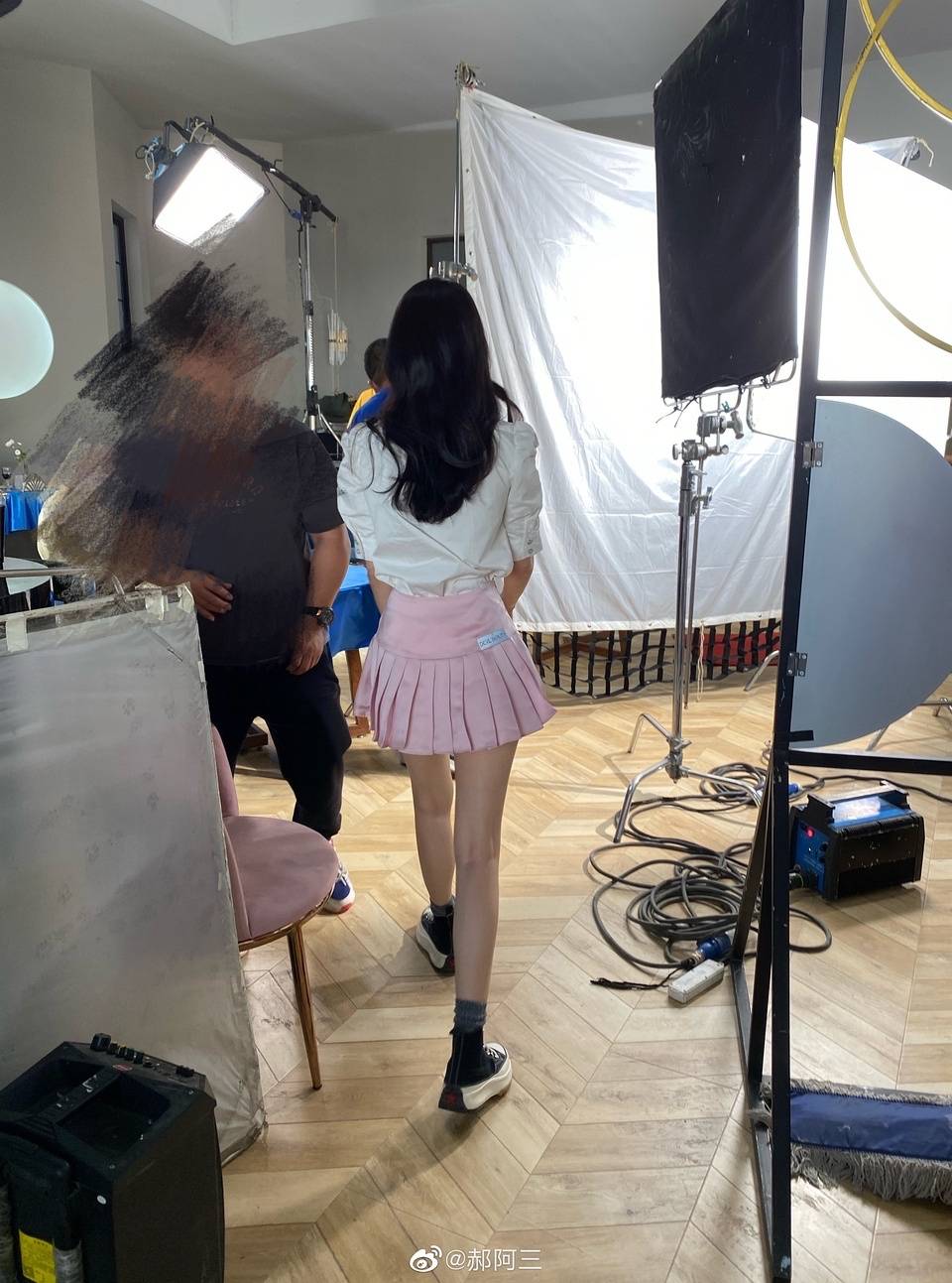 张小斐的腿才是绝又细又长还能打俩弯每次穿奢侈品都不输模特