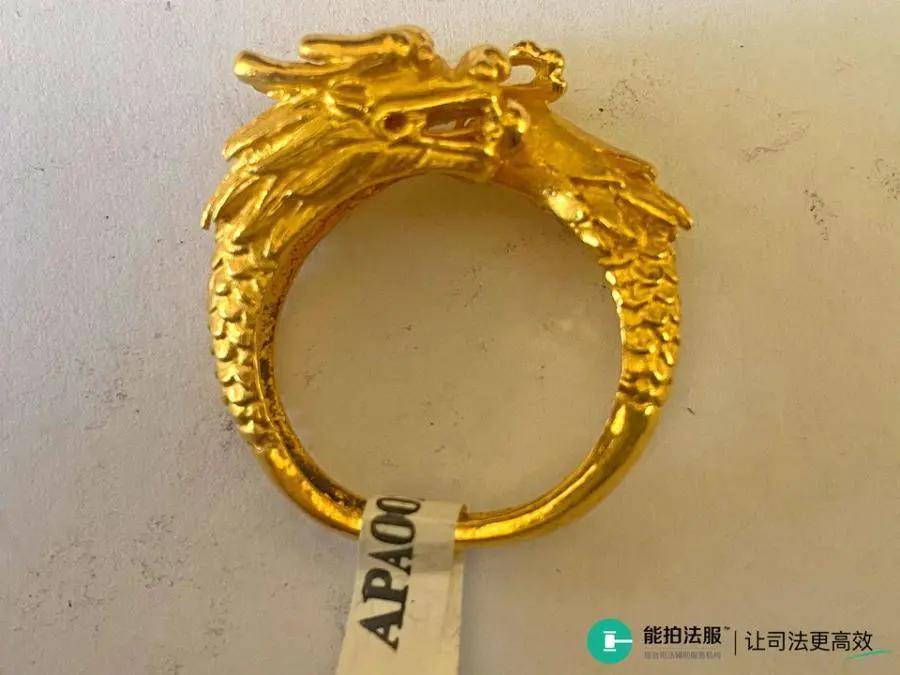 最符合中国人的气质,龙是权利的想象,佩戴黄金龙形戒指,象征着身份的