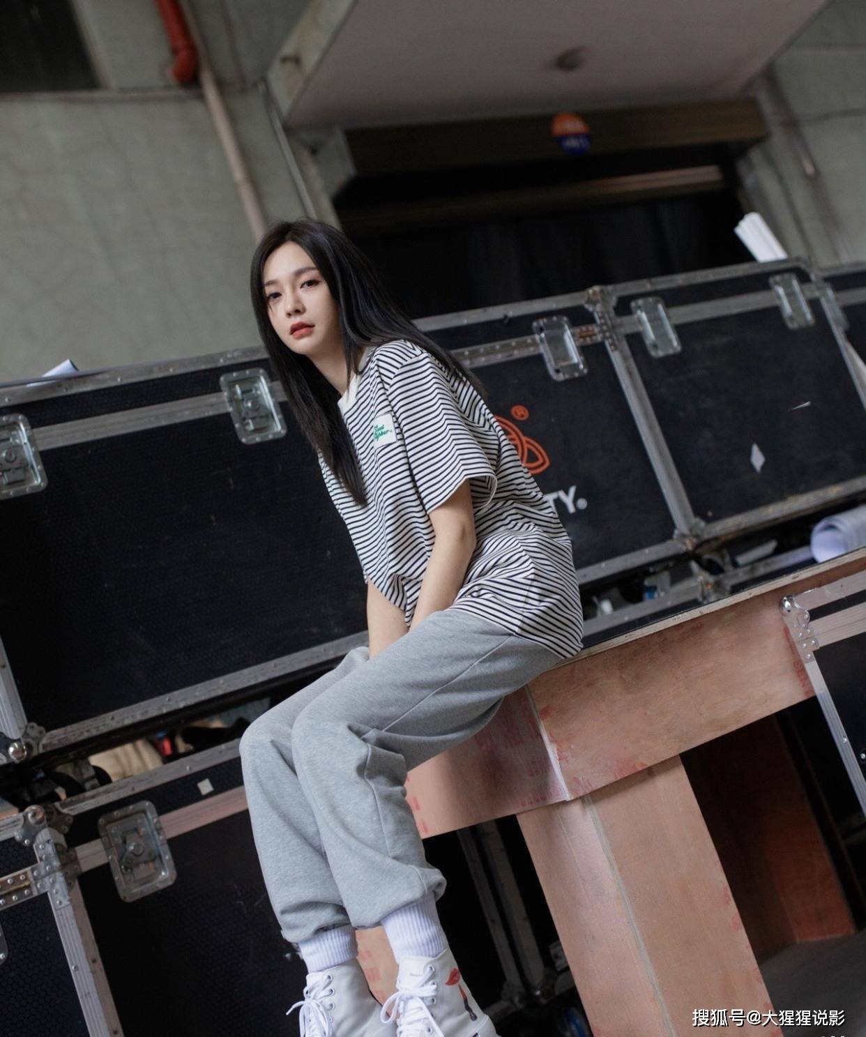 沈梦辰一身学妹穿白衬衫背心裙减龄稚嫩足足的校花风格