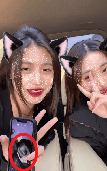 原创恋爱了汪峰大女儿小苹果和闺蜜游玩意外曝光手机屏保男生照片