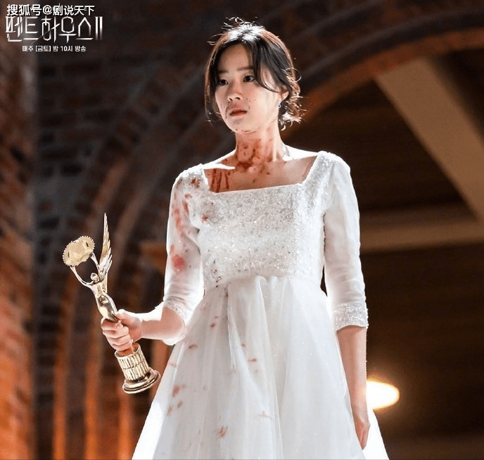 原创《顶楼2》:摔下楼梯的是露娜,秀莲短发回归似品如