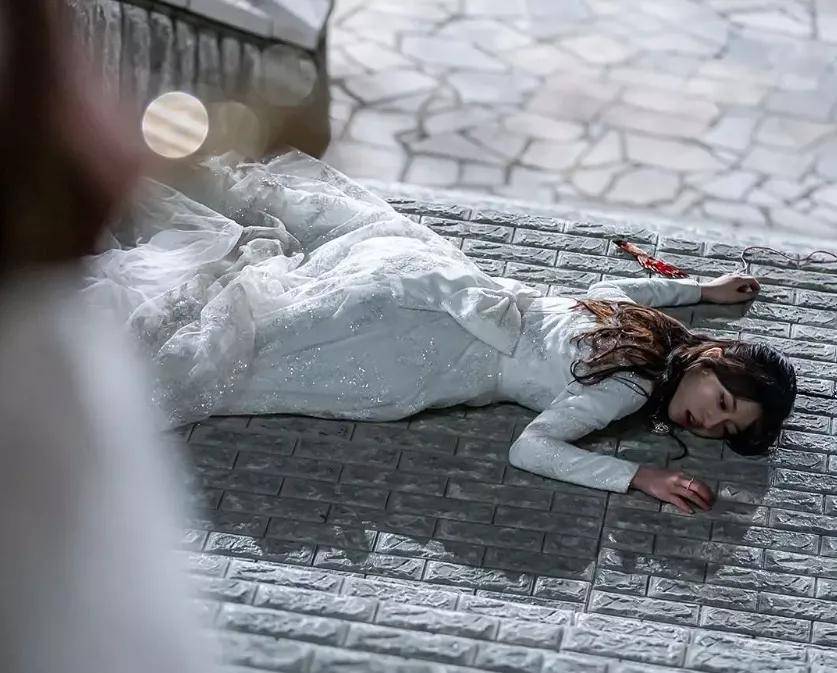 一割一个准~牛啊,第一季妈妈被割脖子,第二季女儿被割脖子,编剧真有你