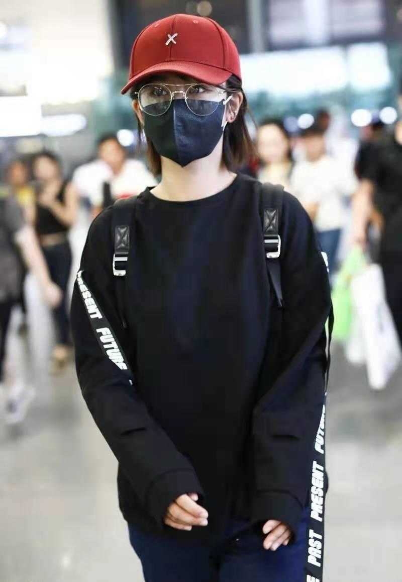 杨紫真是又酷又飒,穿黑色卫衣搭牛仔裤简约洋气,少女感扑面而来