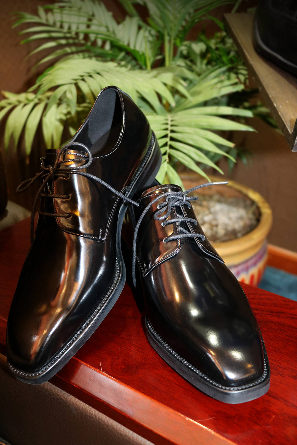 足够霸气的黑色亮皮鞋定制