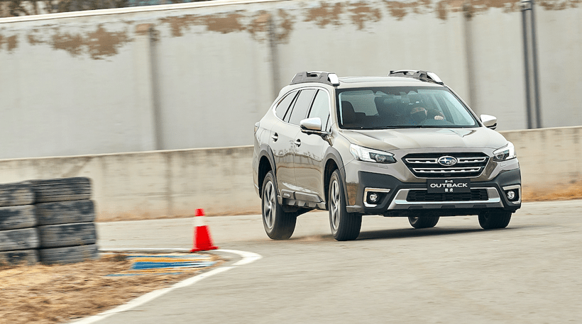 第六代傲虎搭载了全新一代的斯巴鲁全球化平台,车身刚性得到了显著