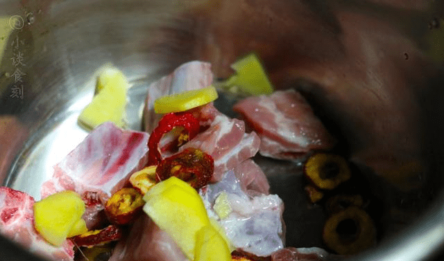 排骨汤怎么炖不腥不柴 8d65598b1aca4e67b426a0563f356e4b.png