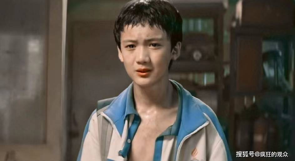 接着,他在多部电影中扮演了童年男主角,比如 《煎饼侠》《二代妖精》