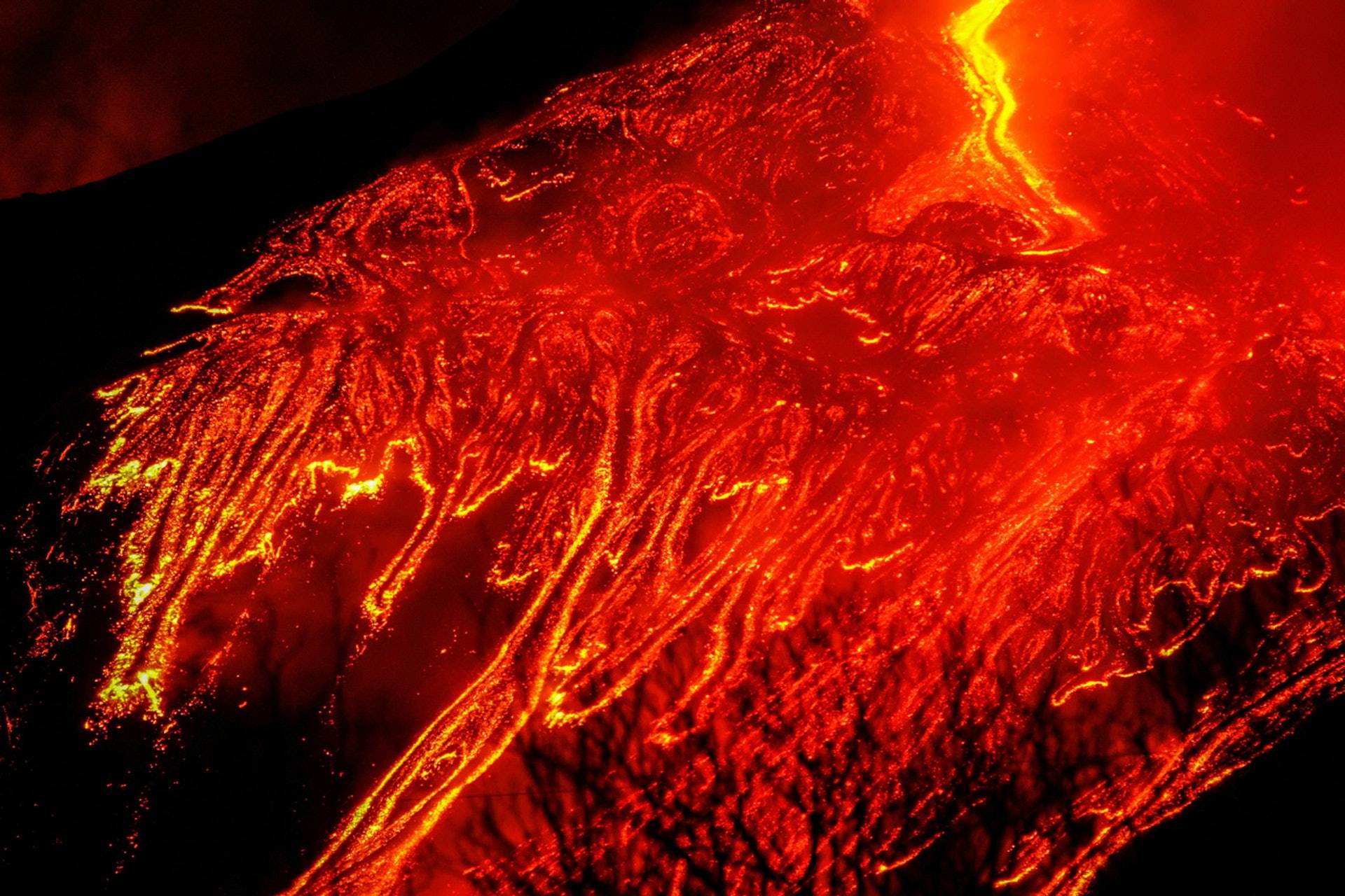火山爆发，火山口沸腾熔岩飞溅岩浆流淌视频素材,延时摄影视频素材下载,高清3840X1876视频素材下载,凌点视频素材网,编号:483858