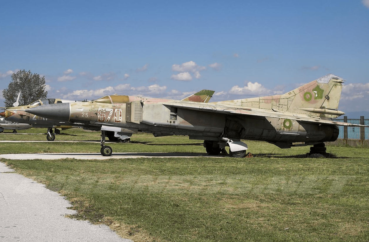 故障战机成就传奇,众目睽睽飞行近千里,穿越世界最密集防空地区_米格