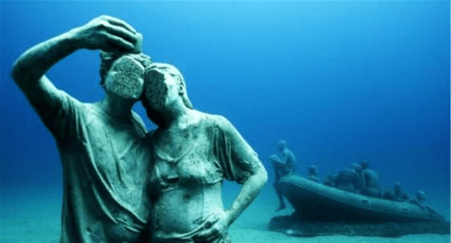 一座葬入水下的博物馆，参观者必须学会潜水，每年吸引上百万游客