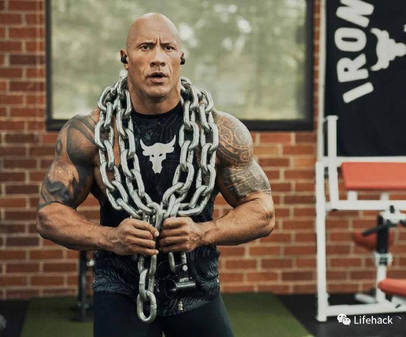 巨石强森发了张拔罐照,猛男背亮了