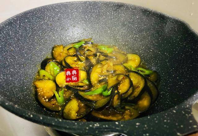 茄子怎么炒软烂又入味又不油 ebf9eb12efdf484984d97637989c2a4d.jpeg