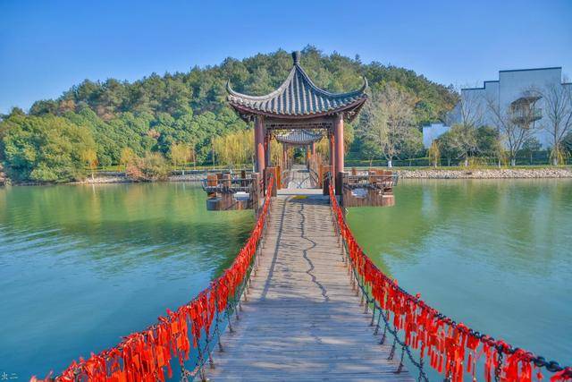 距南京100公里，藏着处小城，群山秀丽，湖水清澈，彷如桃源美景