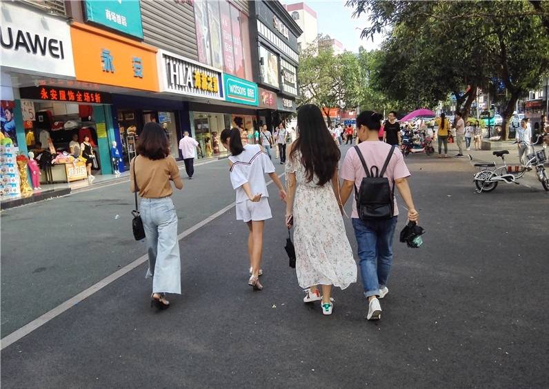 深圳工厂迁了年轻打工妹也走了难得在街上偶遇这几个