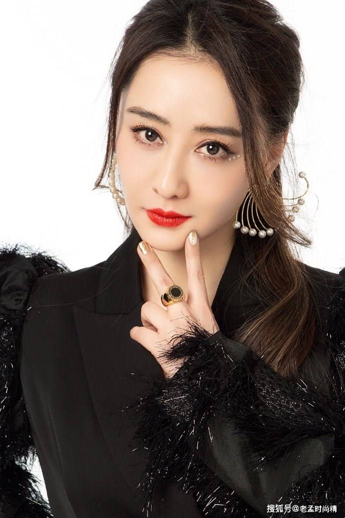 46岁陈德容女神节扮酷耍帅黑色羽毛西装搭配高马尾美如少女