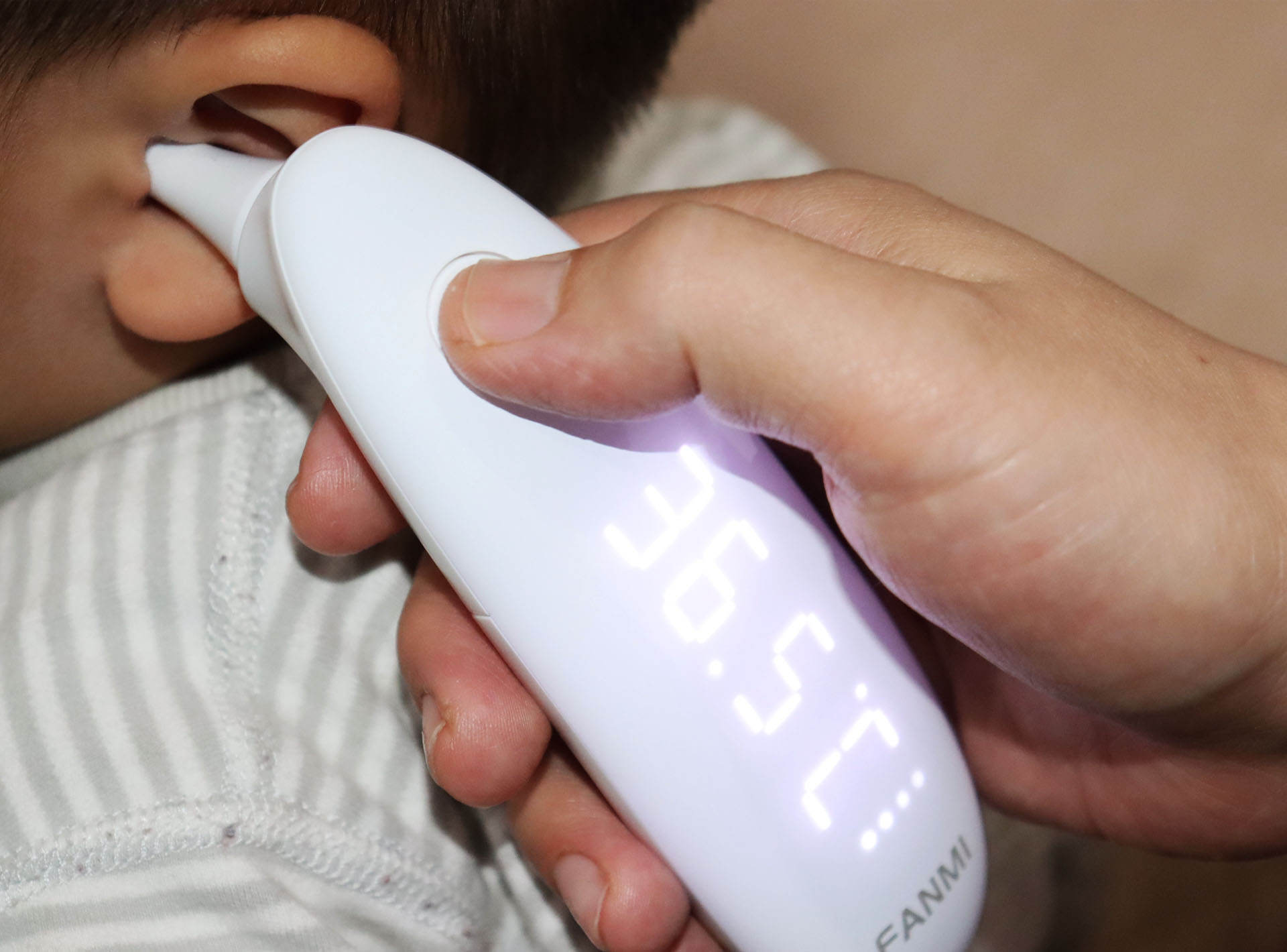 宝宝发烧测温难凡米耳温计两秒测温度解决大问题