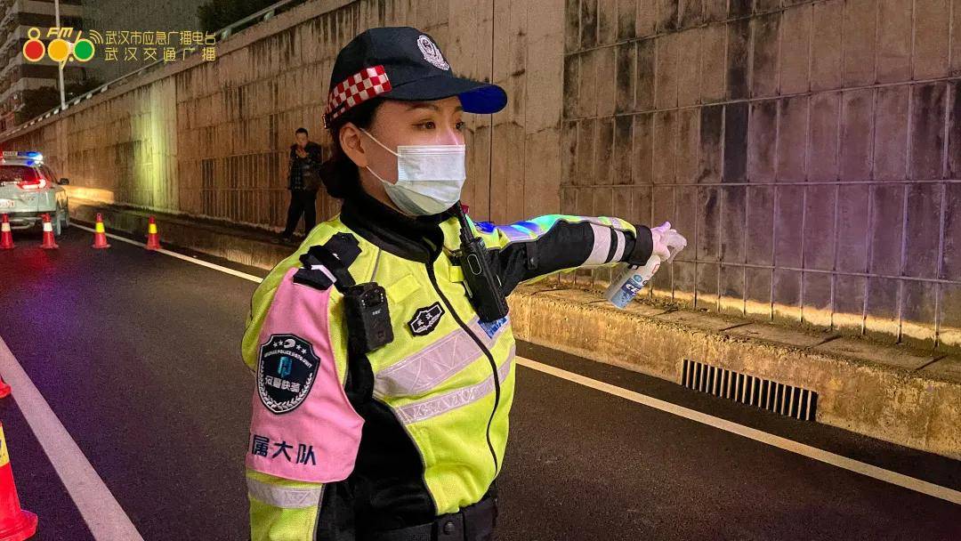 2004年周艳成为全市首个成为武汉首批女子特警队员1998年凭借过硬实