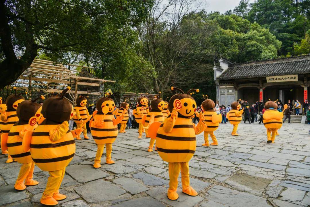 花朝节活动现场当轻快的音乐响起,小蜜蜂们开启了一场充满活力的"快闪