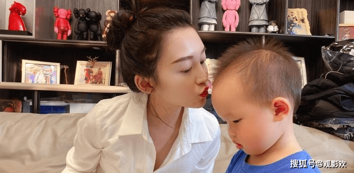 原创德云社饼嫂晒娃引群嘲烧饼基因太强大粉丝劝她放弃挣扎