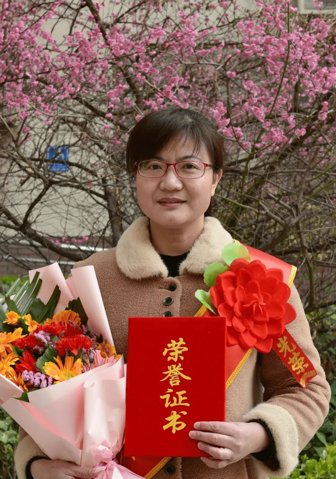 滕州市滕南中学隆重召开三八红旗手表彰大会