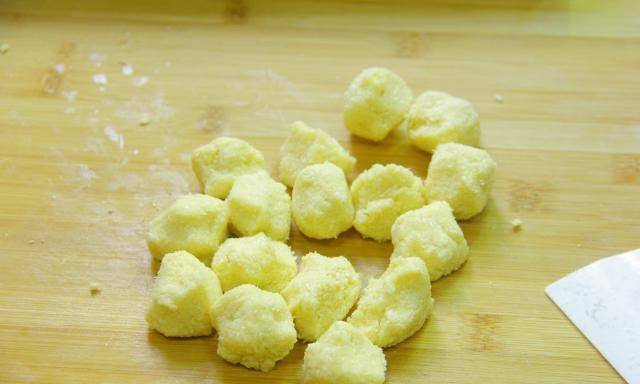 如何简单做一包小薯片 ca49dfbf3a27461589470e9d17c273aa.jpeg