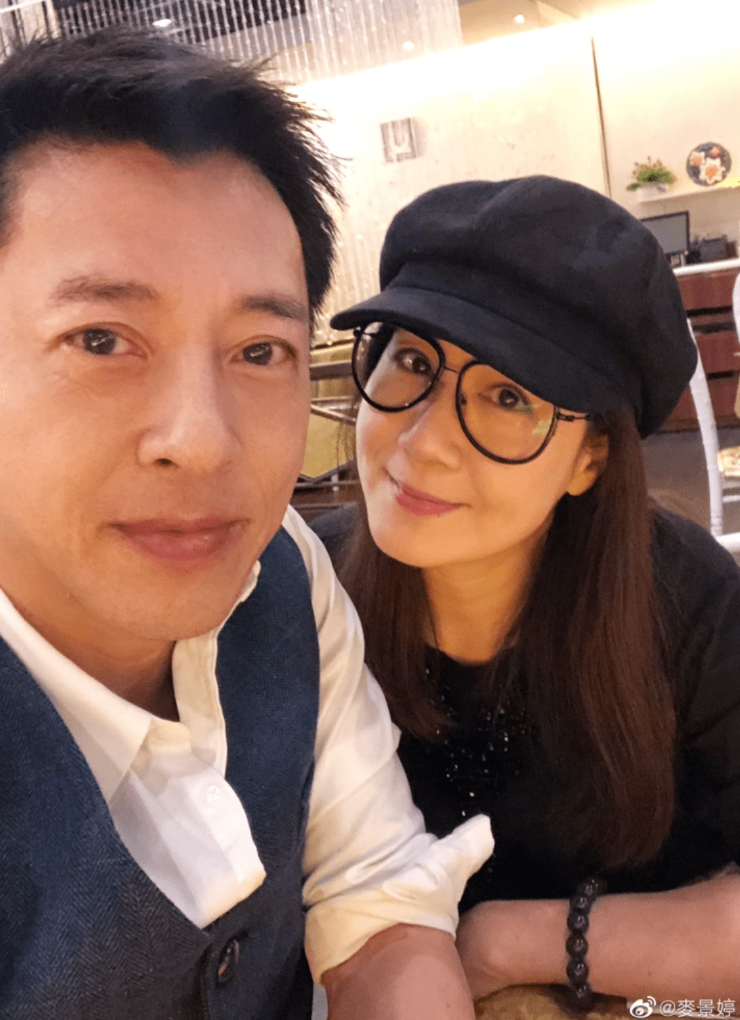 吕颂贤陪妻子吃斋20年,受妻子启发经营素食店,已坐拥七家餐厅_麦景婷