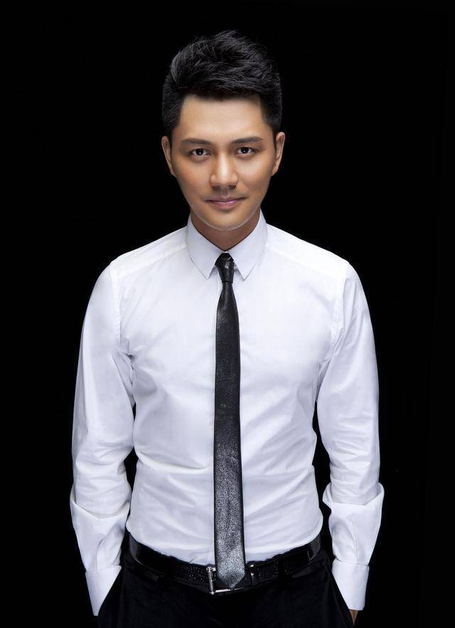 原创前央视最帅主持人顾斌罕见晒父子合影全家福曝光超温馨