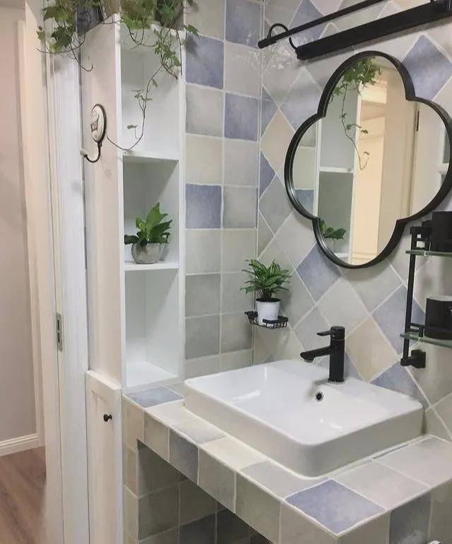 卫 生 间   砖砌的洗漱台,不仅实用美观,还省钱哦.