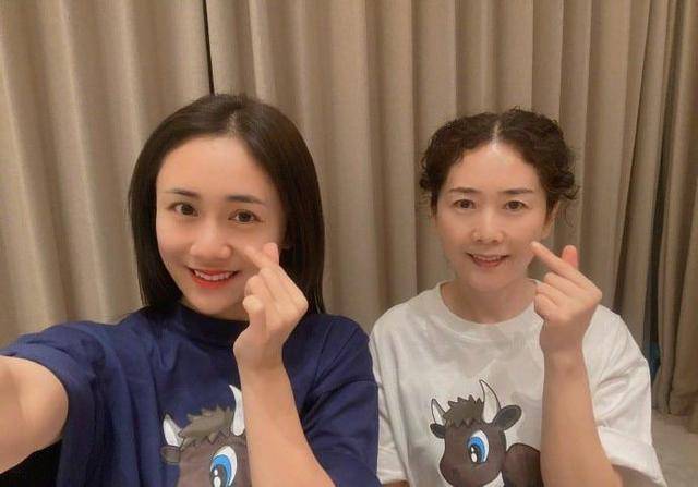 你是妈妈的宝那妈妈也是你的心头肉吗刘芸晒与61岁妈妈的合照