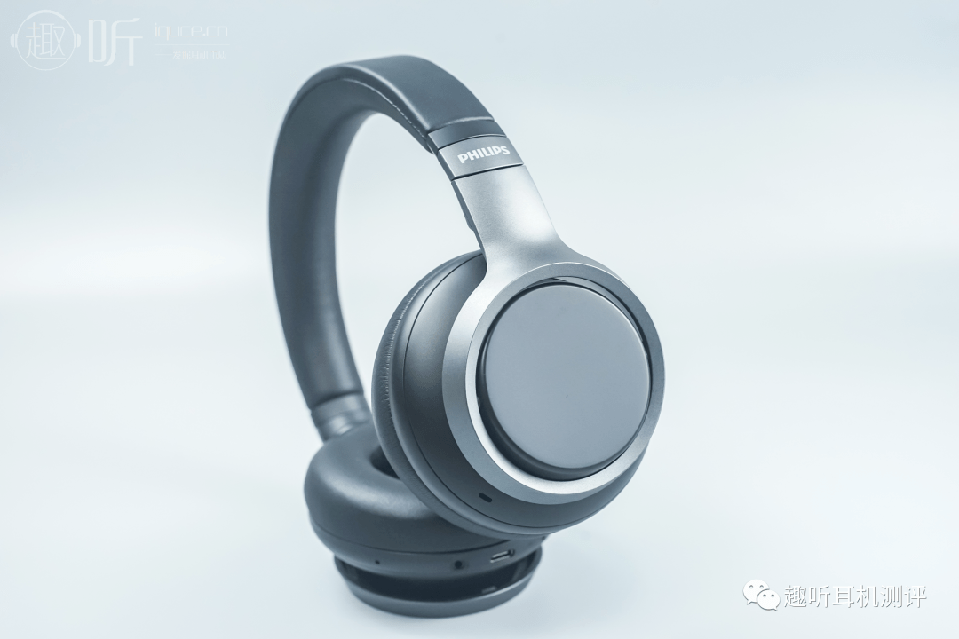 5mm的对录线,一条type-c接口的充电线还有一个降噪耳机经常使用的飞机