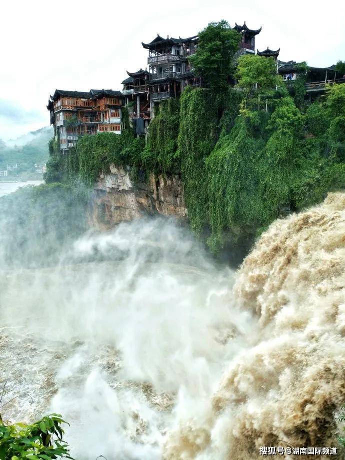 世界看湖南丨挂在瀑布上的千年古镇——湘西芙蓉镇