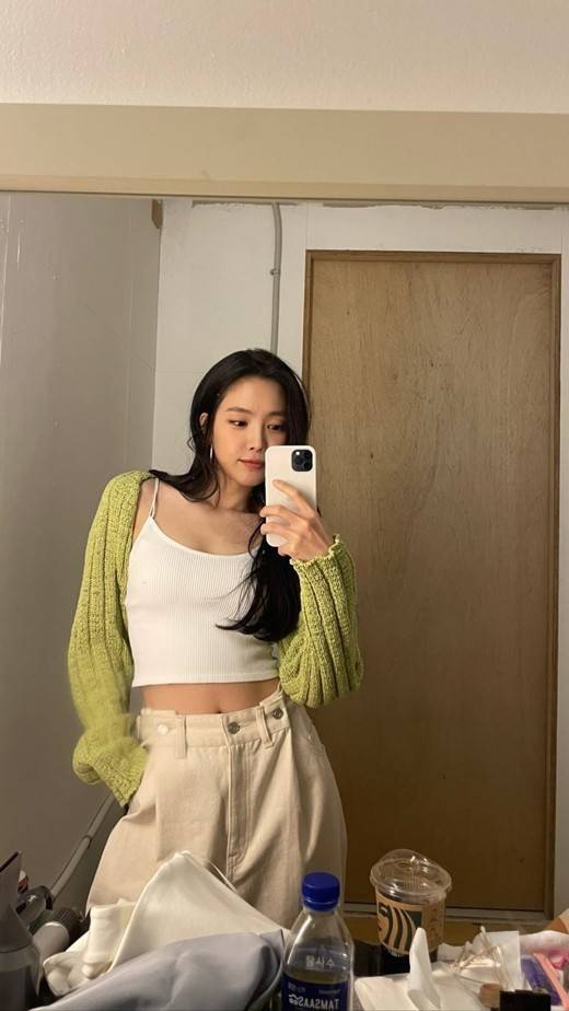 韩国女团a pink成员孙娜恩近日在社交网络发布一组她