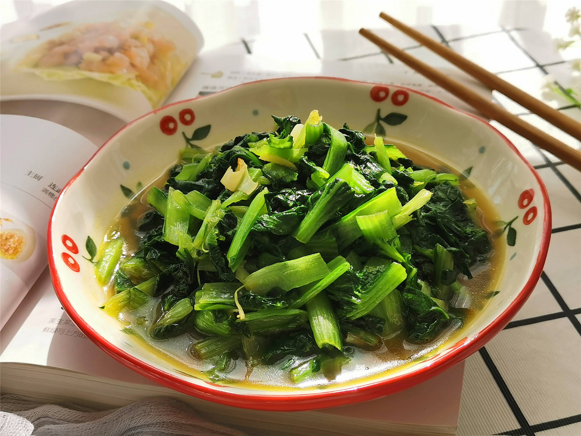 春天多买些新鲜菊花菜炒着吃清淡不腻易消化孩子爱吃