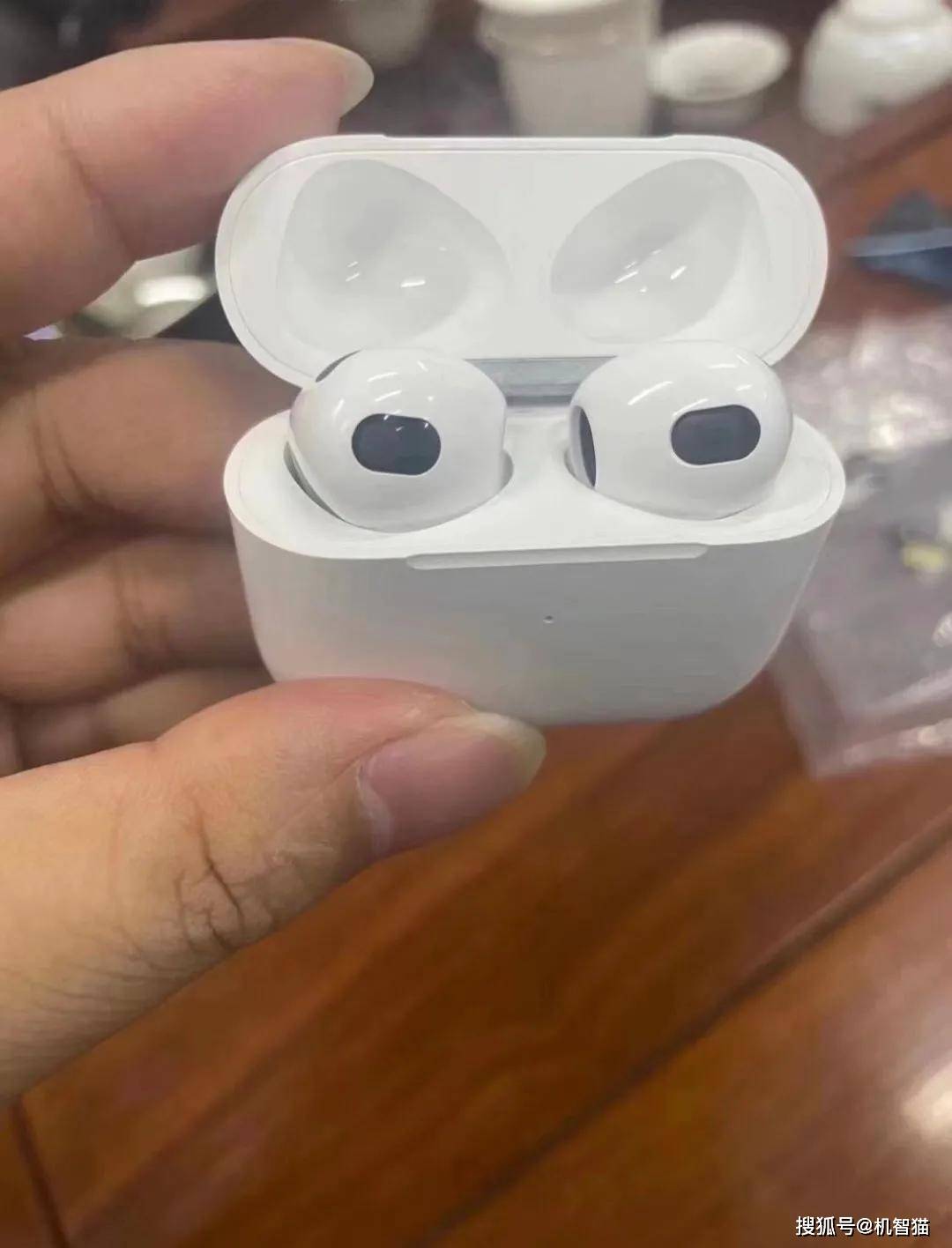 功能|新款AirPods真机曝光！?外观变化巨大