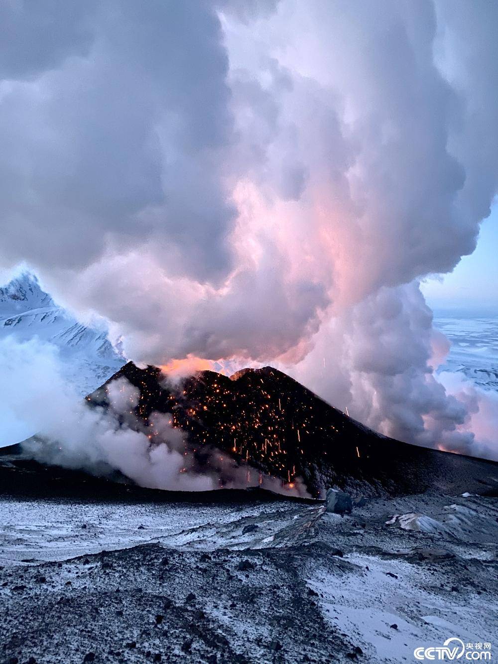 俄罗斯克柳切夫火山喷发形成冰与火的奇观
