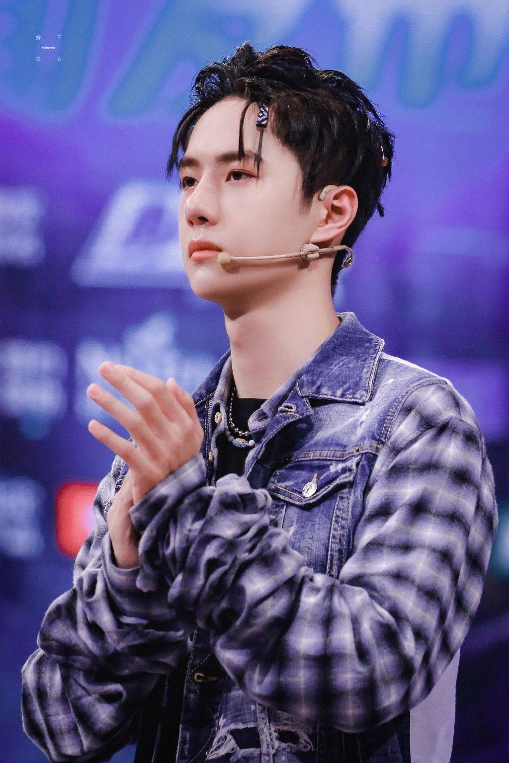 王一博街舞发布会壁纸送上,蓝色格纹外搭牛仔夹克超酷超帅气!