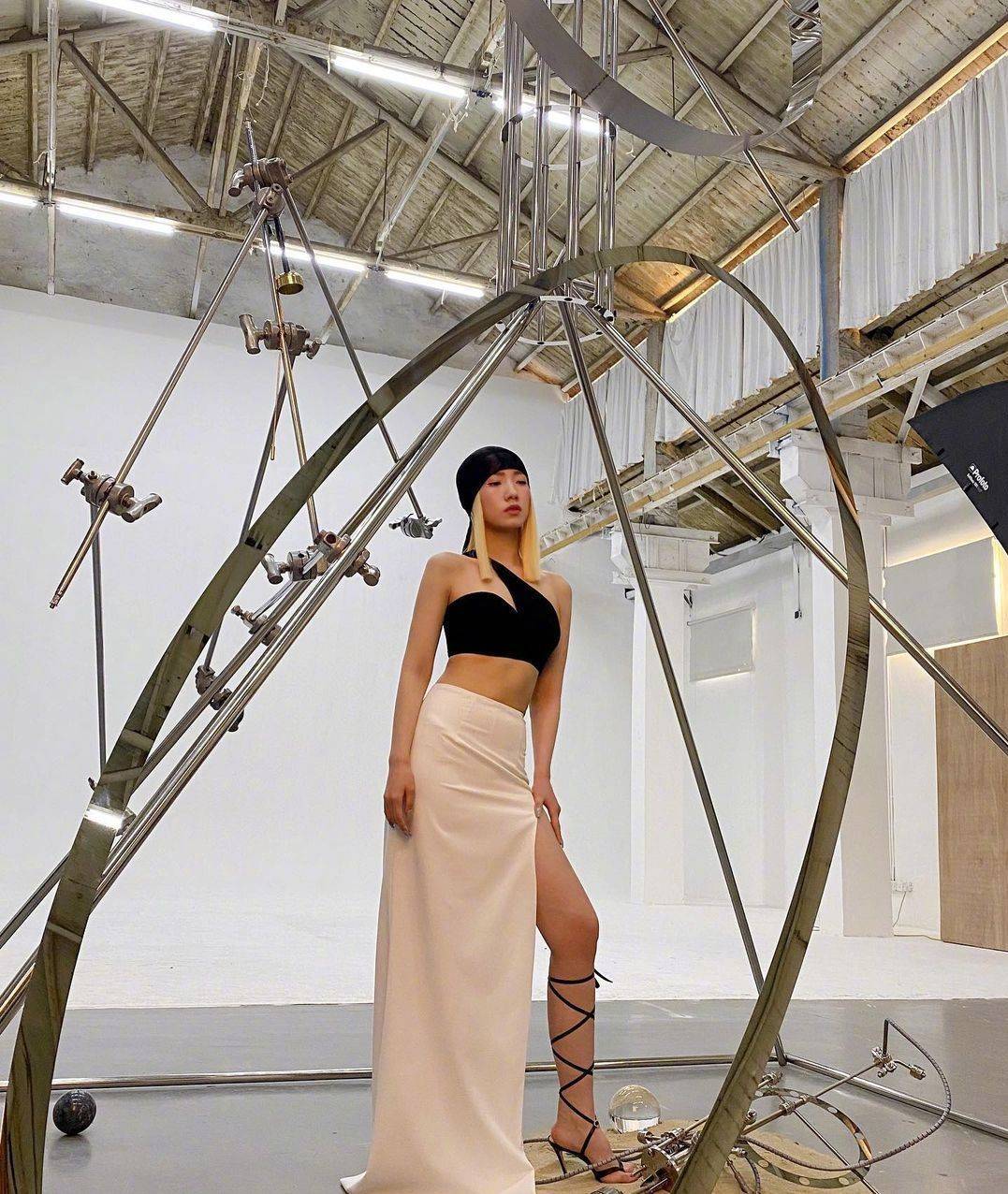 孟美岐发绑带高跟鞋照片