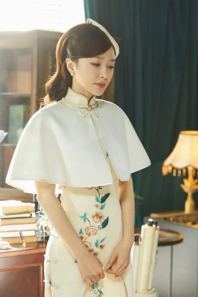 原创秦岚身材太让人羡慕穿旗袍秀曲线气质温婉连哭都是仙女落泪