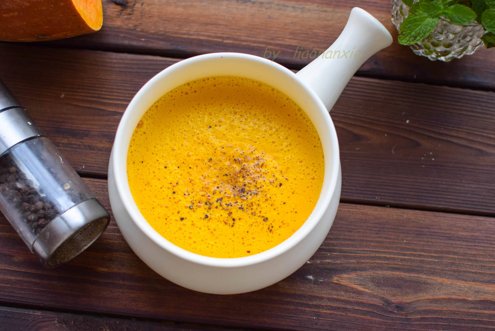 煮好的牛奶南瓜糊倒入破壁机中,启动一个果汁程序,两分钟就把牛奶南瓜