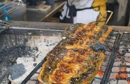 一男子日本旅游，吃了一整只烤鳗鱼，大概一斤重，结账的时候懵了