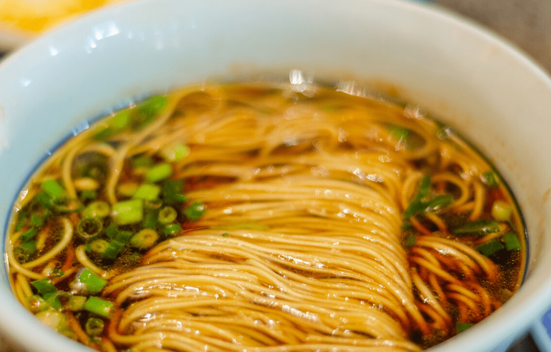 4,面条吃面条又叫吃龙须,甚至还有一种面就叫做龙须面,因为这种面条极