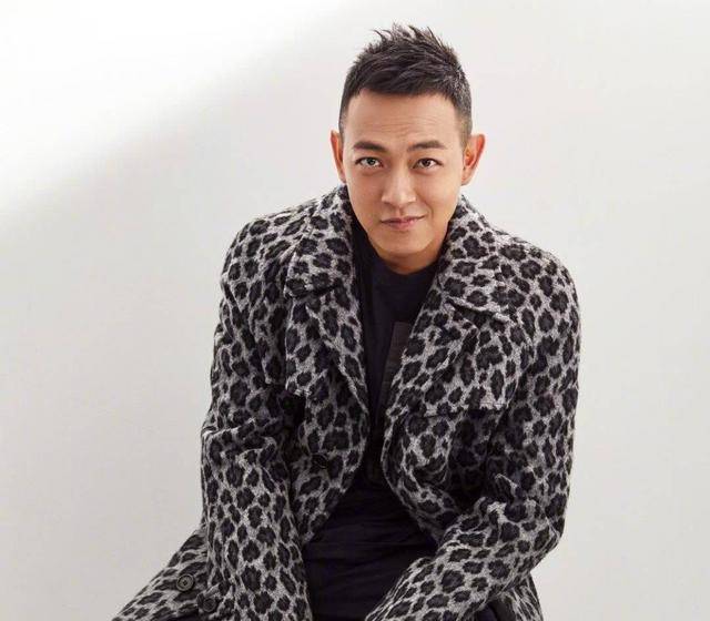 现年41岁的香港著名男演员,tvb著名爱国男星梁烈唯(现改名为梁竞徽)