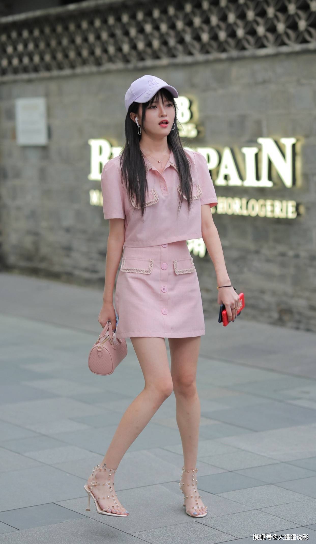 街拍:较瘦的小姐姐春季搭配很重要,粉色套裙配高跟,美观又雅致_凉鞋