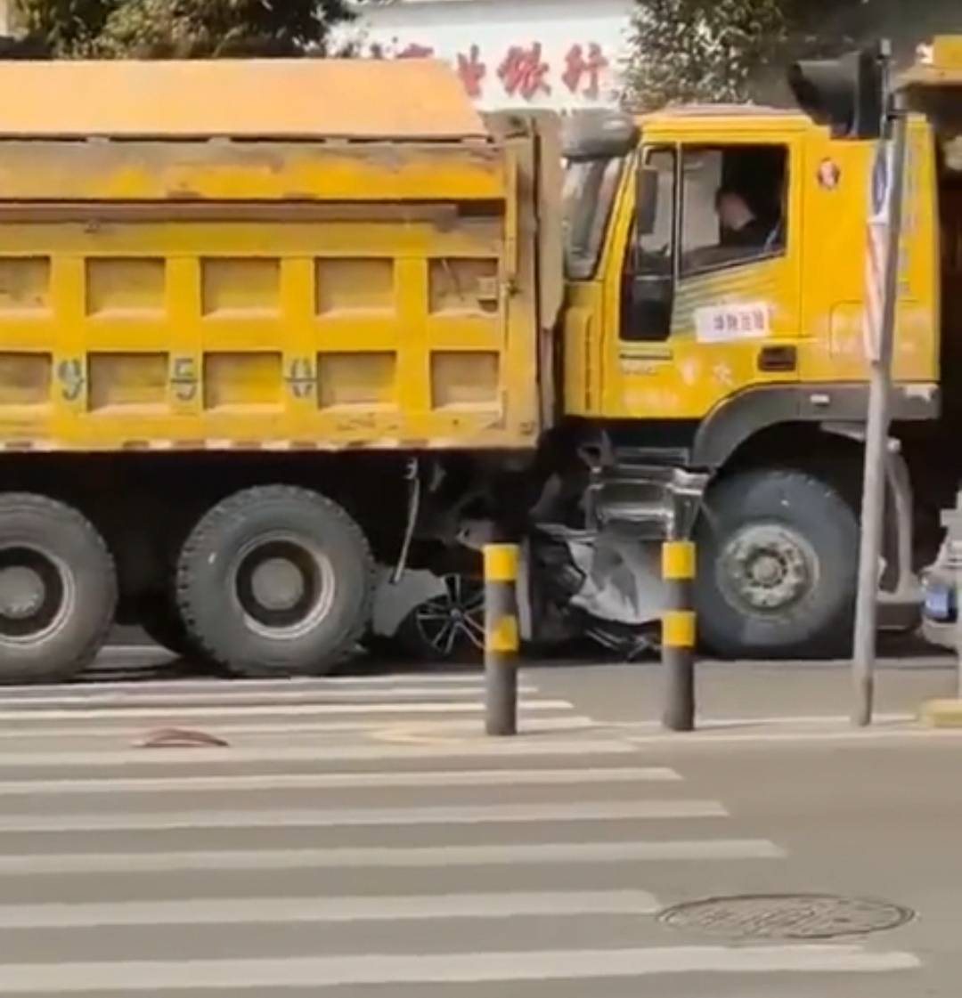 原創重慶一輛suv被兩輛渣土車擠成鐵餅車禍瞬間畫面曝光慘不忍睹