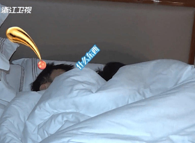 虽然贵为偶像歌手,但华晨宇一点偶像包袱都没有,在叫杨迪起床的时候